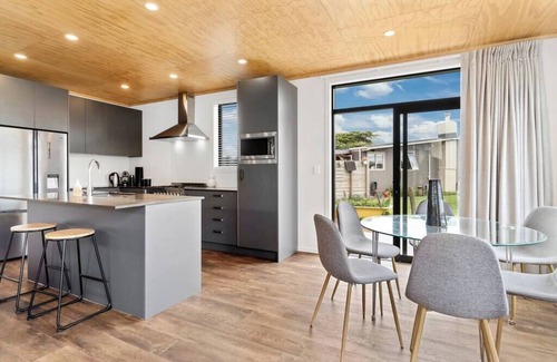 Te Aroha House | New, purpose built, executive holiday home, centre of town.