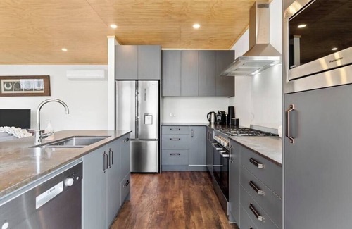 Te Aroha House | New, purpose built, executive holiday home, centre of town.