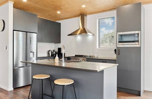 Te Aroha House | New, purpose built, executive holiday home, centre of town.