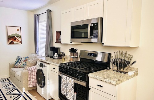 Memphis House | *NEW* Rain shower | Air bath | Cozy Memphis hidden gem
