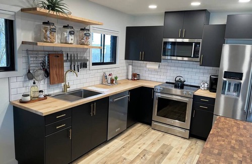Mossyrock House | New Romantic vacation home by lakes w/hot tub.