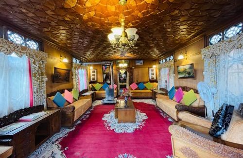 Dal Lake Hotel | New Sea Palace Houseboats