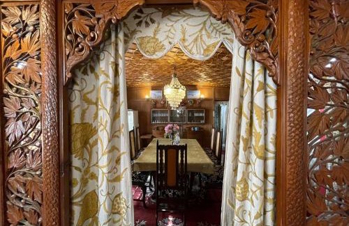 Dal Lake Hotel | New Sea Palace Houseboats