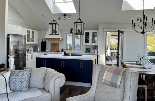 Chemainus House | * NEW* Seaside Getaway | Sleeps 10 | 1 hr to Victoria! | Book now for 2026!