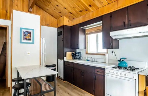 Upper Moonridge Cabin | *NEW* Sheephorn Getaway - Cozy cabin 3 min to slopes + jacuzzi + fireplace