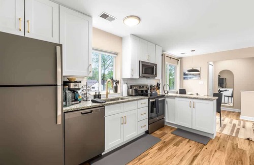 Roseville Apartment | New! Spacious 1BR King Suite, Prime Location