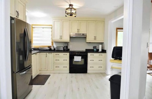 Dongola Ski Chalet | New Spacious Lakefront Family Cottage w/BBQ & Toys