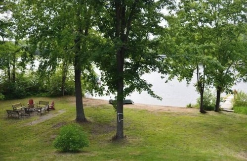 Dongola Ski Chalet | New Spacious Lakefront Family Cottage w/BBQ & Toys