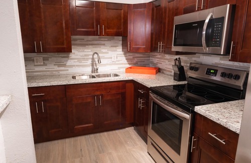 North Miami Beach Apartment | NEW STAR 1/Fantastic Place & family oriented located mns away from the beaches.