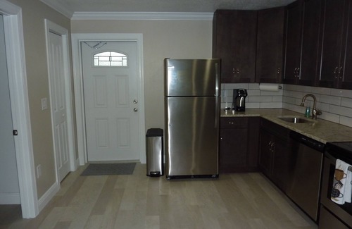 Melbourne Apartment | New Studio Apartment.Free internet.Privacy, Close to the Mall.