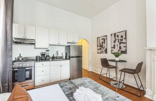 Center City West Apartment | New Studio in Center City | Sleeps 4 | Fast Wifi