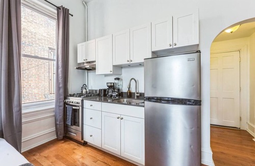 Center City West Apartment | New Studio in Center City | Sleeps 4 | Fast Wifi