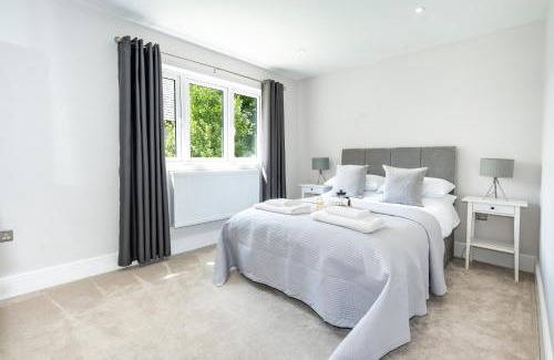 St Leonards House | NEW! Stunning & Modern 5 bedroom home with Parking & Garden - Excellent Location!