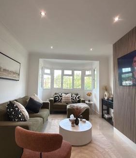 Finchley Church End Apartment | New Stunning Modern 2 Bedroom Apartment in Mill Hill next to Train Station!