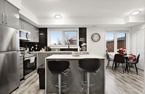 Niagara Falls Apartment | NEW Stylish 2BR Suite With Sofa Bed, 7 Mins to Niagara Falls and Sleeps 6