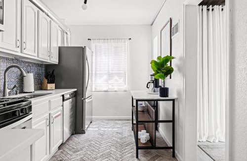 West Colfax Apartment | New Stylish Sanctuary - King Beds - Sloans Lake