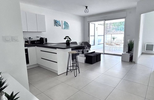 Saint-Cyr-sur-Mer Apartment | New T2 500 m from the beach, beautiful terrace, parking, in absolute calm