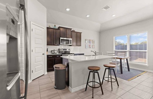 Temple House | New* Temple 6 Bd Home, Safe Neighborhood, 5 Mi to BS&W & UMHB! Insurance Housing