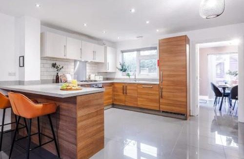 Hanley House | NEW Terracotta House - Fabulous 3 Bedroom House in Stoke-on-Trent
