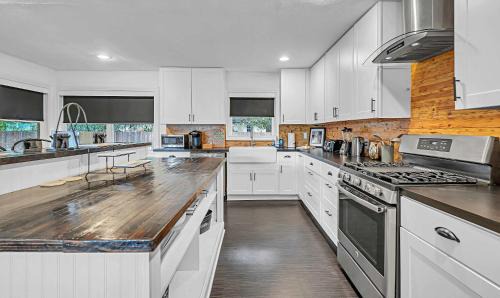East Riverside House | New-The Mod Poppy Large home 10 minutes from it all
