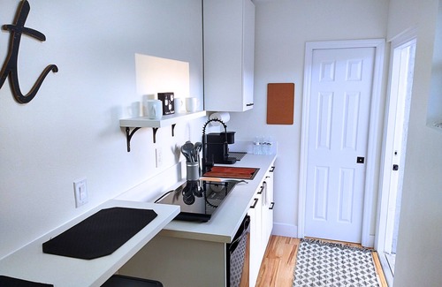 Bridgeford Crossing Apartment | NEW Tiny Studio with Kitchen. 25 min to theme parks.