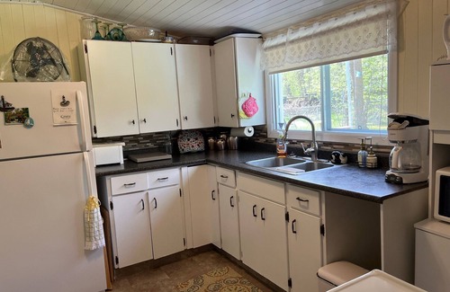 Dunnottar Cottage | New to VRBO! Classic cottage w/lovely view of Lake Wpg. Steps from the water!