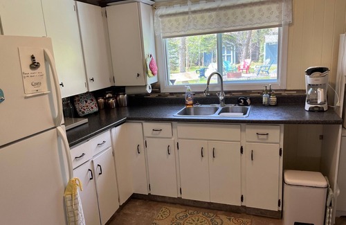 Dunnottar Cottage | New to VRBO! Classic cottage w/lovely view of Lake Wpg. Steps from the water!