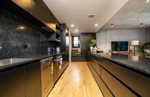 Kingston Apartment | New to VRBO: Onyx Apt · Onsite EV Charger · 5mins to Foreshore