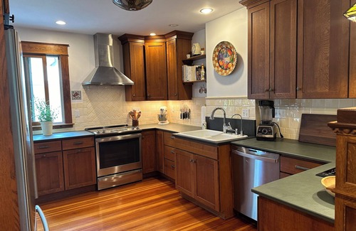 Florence House | NEW! Updated 1920's Craftsman near Smith College for Dec holidays + Jan