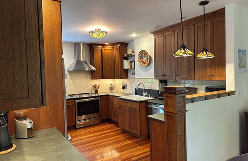 Florence House | NEW! Updated 1920's Craftsman near Smith College for Dec holidays + Jan