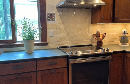 Florence House | NEW! Updated 1920's Craftsman near Smith College for Dec holidays + Jan