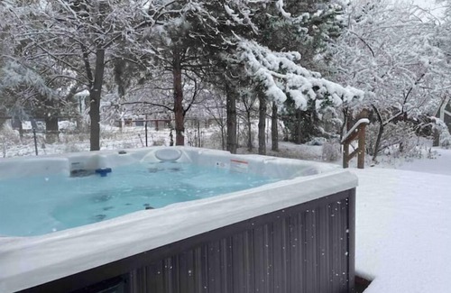 Boyd Acres House | NEW Upscale home with hot tub & backyard oasis!
