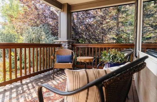 Boyd Acres House | NEW Upscale home with hot tub & backyard oasis!