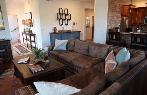 Uptown Sedona House | New Uptown Listing: Pool, Roof Deck, Heated Outdoor Dining, Hot tub, 75" TV!