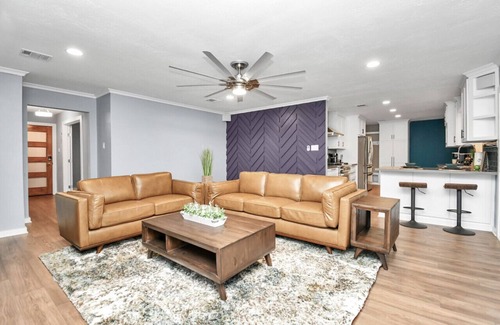 Friendswood House | NEW Urban Oasis| 4BRRetreat| HeatedPoolBliss