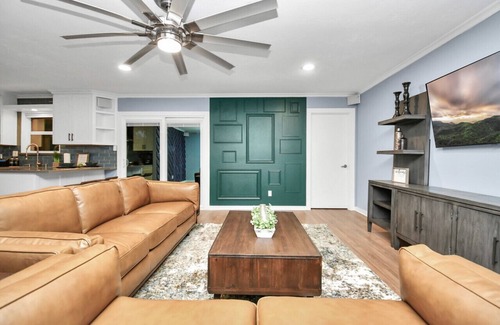 Friendswood House | NEW Urban Oasis| 4BRRetreat| HeatedPoolBliss