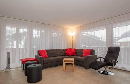 Adelboden Apartment | New vacation apartment on the edge of the village, with a wonderful view of the mountains.