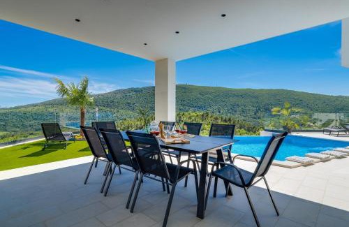 Tugare Villa | NEW! Villa Top Hill, heated infinity pool, Jacuzzi, Sauna, 5 en-suite bedrooms, a Media room