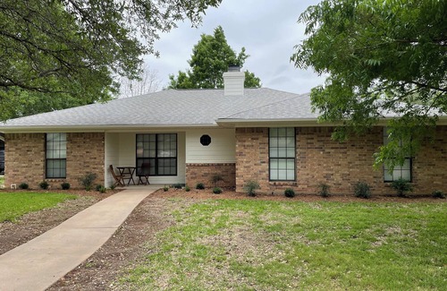 Hewitt House | New! Waco Ranch Retreat, Updated, Clean, Safe, Quiet Home near Magnolia/Baylor