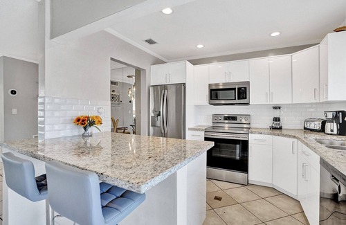 North Corals House | NEW Waterfront Heated Pool/Jacuzzi 2mi to Beach-Fishing Pier, Kayaks, EVCharger
