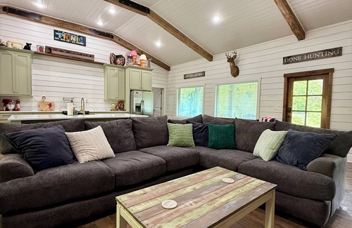 Kedron Cabin | NEW WATERFRONT RETREAT~55 ACRES ~SWIM ~FISH ~KAYAK ~HIKE ~POND ~CREEK~KING BEDS~