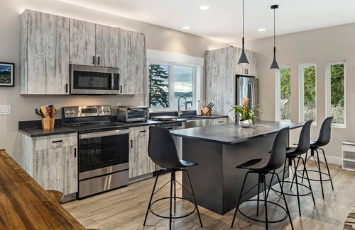 Friday Harbor House | New Waterview Loft near Roche Harbor! (sjil)