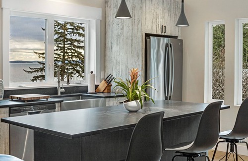 Friday Harbor House | New Waterview Loft near Roche Harbor! (sjil)