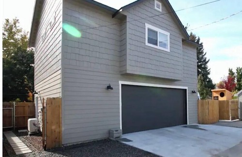 Veterans Park House | New West End (Downtown) Bungalow