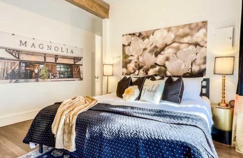 Austin Ave. House | New White On Columbus Family Gathering Place
