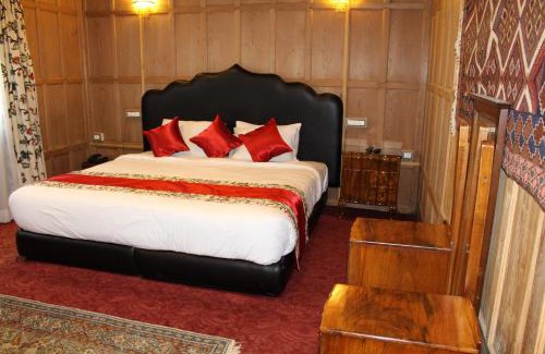 Sudarbal Boat Rental | New York Houseboat