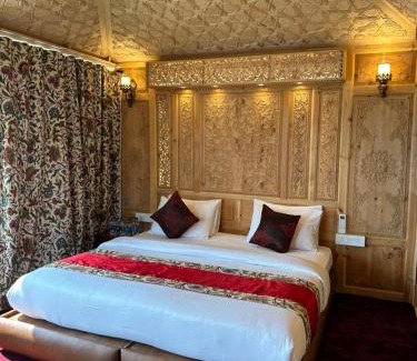 Sudarbal Boat Rental | New York Houseboat