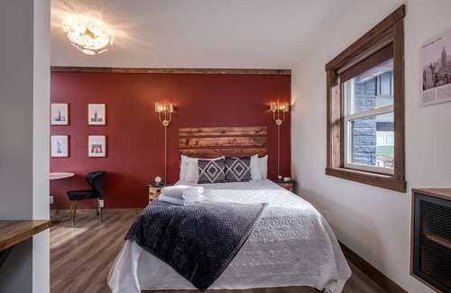 Prescott House | New York Themed | Boutique Suite