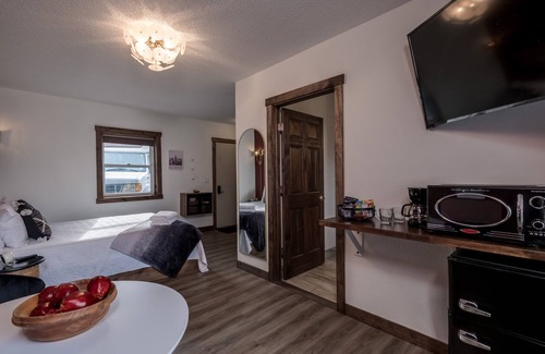 Prescott House | New York Themed | Boutique Suite