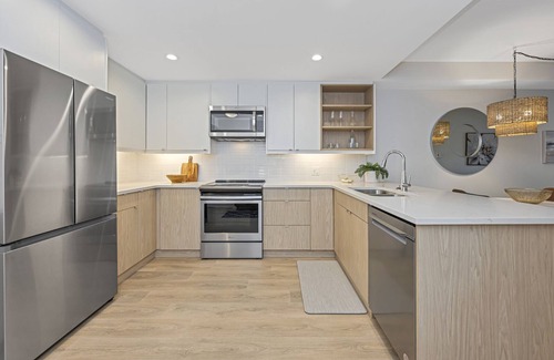 Sidney Condo | Newer Sidney Condo - 2 Blocks to the Ocean